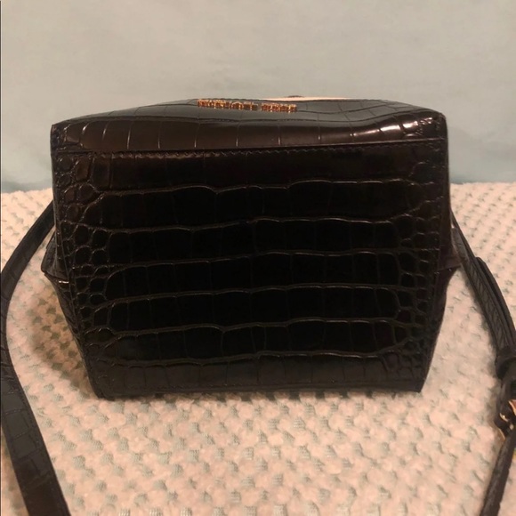 Michael Kors Bucket Bag $89 - Picture 4 of 11